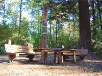 Bench with totem pole (Photo: Die Werkstatt)