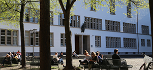 Students in front of the university (Photo: Stadt Heidelberg)