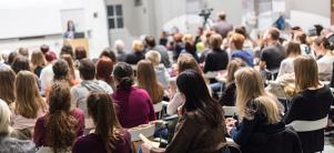 People at lecture (Photo: shutterstock/1061719172)