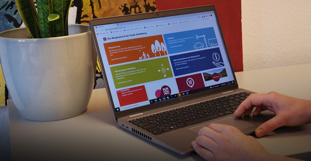 Dashboard Bürgerportal Hände bedienen einen Laptop auf dem das Dashboard des Bürgerportals angezeigt wird