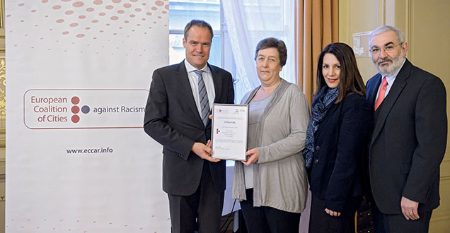 Heidelberg is presented with a certificate confirming its membership of the European Coalition of Cities against Racism (Photo: Rothe) Heidelberg is presented with a certificate confirming its membership of the European Coalition of Cities against Racism (Photo: Rothe)