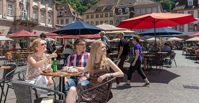 Gastronomie auf dem Heidelberger Marktplatz (Foto: Buck) Gruppe am Tisch auf dem Heidelberger Marktplatz (Foto: Buck)
