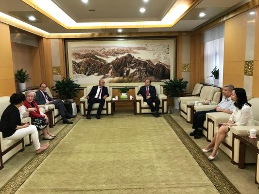 Empfang durch Generaldirektor Dr. CHENG Yong und enge Mitarbeiter/-innen im klassischen chinesischen Empfangsambiente (Foto: D. Nerlich) Empfang durch Generaldirektor Dr. CHENG Yong und enge Mitarbeiter/-innen im klassischen chinesischen Empfangsambiente