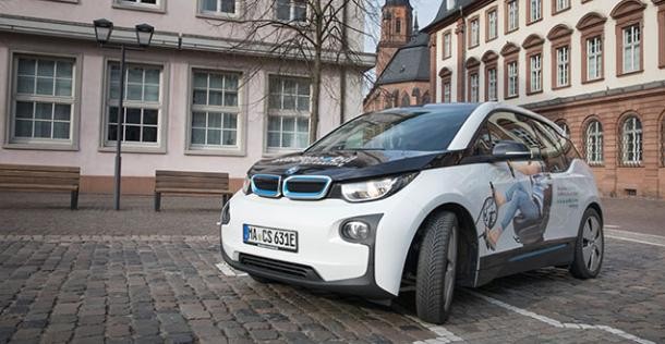 Heidelberg hilft, wenn man ein umwelt-freundliches Auto haben will (Foto: Buck) Ein schwarz-weißes Elektro-Auto steht auf dem Kornmarkt. (Foto: Buck)