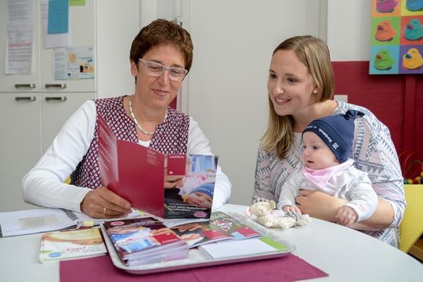 Beratung im Familienbüro (Foto: Rothe) Mutter mit Säugling im Familienbüro