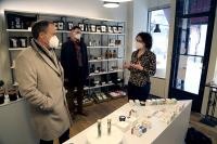 Oberbürgermeister Prof. Dr. Eckart Würzner (rechts) und Marc Massoth, Leiter des Amtes für Wirtschaftsförderung und Wissenschaft, sprachen unter anderem mit Kathrin Christians in ihrem Geschäft „Heimat“ über die aktuelle Situation im Einzelhandel. (Foto: Stadt Heidelberg) Oberbürgermeister Prof. Dr. Eckart Würzner (rechts) und Marc Massoth, Leiter des Amtes für Wirtschaftsförderung und Wissenschaft, sprachen unter anderem mit Kathrin Christians in ihrem Geschäft „Heimat“ über die aktuelle Situation im Einzelhandel.