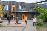 Symbolischer Dank für den Einsatz der Kinderbetreuungs-Fachkräfte in Corona-Zeiten (v.l.): Thilo Domschat, Leiter der Kindertageseinrichtung Schwetzinger Terrasse in der Bahnstadt, Sozialbürgermeisterin Stefanie Jansen, Myriam Lasso, Leiterin des Kinder- und Jugendamts, sowie Claudia Döring, Abteilungsleiterin im Kinder- und Jugendamt. (Foto: Rothe) Thilo Domschat, Leiter der Kindertageseinrichtung Schwetzinger Terrasse in der Bahnstadt, Sozialbürgermeisterin Stefanie Jansen, Myriam Lasso, Leiterin des Kinder- und Jugendamts, sowie Claudia Döring, Abteilungsleiterin im Kinder- und Jugendamt.