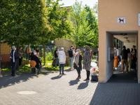 Warteschlange bei der Impfaktion im Mörgelgewann. (Foto: Dittmer) Menschen, die in einer Schlange vor dem Impfzentrum im Mörgelgewann warten.