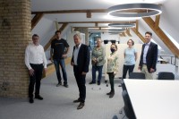 Oberbürgermeister Prof. Dr. Eckart Würzner (3. von links) und Marc Massoth, Leiter des Amtes für Wirtschaftsförderung und Wissenschaft (rechts), besuchten das Unternehmen Onapsis um Vizepräsident Thorsten Bachmann (links) im Heidelberg Innovation Park. (Foto: Stadt Heidelberg) Oberbürgermeister Prof. Dr. Eckart Würzner (3. von links) und Marc Massoth, Leiter des Amtes für Wirtschaftsförderung und Wissenschaft (rechts), besuchten das Unternehmen Onapsis um Vizepräsident Thorsten Bachmann (links) im Heidelberg Innovation Park.