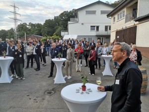 Die Gäste im Hof des Weinguts Bauer. (Foto: Stadt Heidelberg) Menschen in einem Hof, umgeben von Gebäuden.