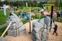 Die „alla hopp!“-Anlage am Harbigweg im Stadtteil Kirchheim bietet attraktive Bewegungsangebote für Menschen aller Generationen. (Foto: Tobias Dittmer) Kinder spielen auf der alle hopp! - Anlage