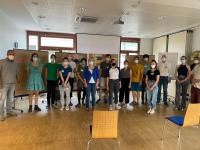 Die Jugendlichen mit Oberbürgermeister Prof. Dr. Eckart Würzner bei der Ergebnispräsentation. (Foto: BUND Heidelberg) Oberbürgermeister Würzner mit jugendlichen Beteiligten.