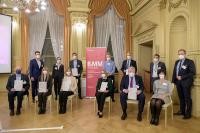 Die Teilnehmerinnen und Teilnehmer des Betrieblichen Mobilitätsmanagement 2021 (hinten v.r.n.l.): Oberbürgermeister Prof. Dr. Eckart Würzner, Bürgermeister Raoul Schmidt-Lamontain, Norbert Kroner, Kaufmännische Leitung Octapharma Biopharmaceuticals, Prof. Kai Johnsson, Geschäftsführender Direktor Max-Planck-Institut für medizinische Forschung, Nico Wiest, Verwaltungsleiter Max-Planck-Institut für ausländisches öffentliches Recht und Völkerrecht, Bärbel Sauer, Leiterin des Amts für Verkehrsmanagement, und Marc Massoth, Leiter des Amts für Wirtschaftsförderung und Wissenschaft; (vorne v.l.n.r.): Volker Böing, Geschäftsführer Springer-Verlag, Katrin Erk, Kaufmännische Direktorin Universitätsklinikum Heidelberg, Ursula Weyrich, Kaufmännischer Vorstand Deutsches Krebsforschungszentrum, Stephanie Wiese-Heß, Kanzlerin Pädagogische Hochschule, Dr. Holger Schroeter, Kanzler Universität Heidelberg, Kassiani Herzog, Wirtschaftsverkehrsbeauftragte beim Amt für Verkehrsmanagement. (Foto: Rothe) Alle Beteiligten sitzen beziehungsweise stehen nebeneinander. Die meisten halten ein Zertifikat in den Händen.