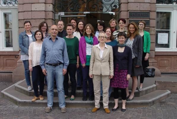 (v.l.n.r.): Annette Diefenbacher, Amt für Soziales und Senioren; Anna Maria Miller, Praktikantin Kinderschutz-Zentrum; Annette Lewis, Amt für Soziales und Senioren; Meinolf Hartmann, fairmann e.V.; Klaus Rösner, Bürgeramt; Britta Schlichting, Frauen helfen Frauen; Volker Schuld, AWO-Kinderschutz-Zentrum; Doris Rasch, Amt für Chancengleichheit; Julia Funk, Frauen helfen Frauen; Beate Doldt-Willert, Kinder- und Jugendamt; Dörthe Domzig, Amt für Chancengleichheit, Eva Maierl, Amt für Chancengleichheit; Regine Schumacher, LuCa; Anita Schwitzer, LuCa; Andrea Dondelinger, Internationales Frauen- und Familienzentrum; Tanja Kramper, Polizeidirektion Heidelberg; Alina Sassenberg, Institut für Rechtsmedizin Heidelberg (Foto: Stadt Heidelberg). Leider konnten nicht alle Institutionen dabei sein beim Fototermin. (v.l.n.r.): Annette Diefenbacher, Amt für Soziales und Senioren; Anna Maria Miller, Praktikantin Kinderschutz-Zentrum; Annette Lewis, Amt für Soziales und Senioren; Meinolf Hartmann, fairmann e.V.; Klaus Rösner, Bürgeramt; Britta Schlichting, Frauen helfen Frauen; Volker Schuld, AWO-Kinderschutz-Zentrum; Doris Rasch, Amt für Chancengleichheit; Julia Funk, Frauen helfen Frauen; Beate Doldt-Willert, Kinder- und Jugendamt; Dörthe Domzig, Amt für Chancengleichheit, Eva Maierl, Amt für Chancengleichheit; Regine Schumacher, LuCa; Anita Schwitzer, LuCa; Andrea Dondelinger, Internationales Frauen- und Familienzentrum; Tanja Kramper, Polizeidirektion Heidelberg; Alina Sassenberg, Institut für Rechtsmedizin Heidelberg (Foto: Stadt Heidelberg). Leider konnten nicht alle Institutionen dabei sein beim Fototermin.