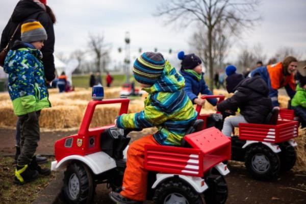 Kinder auf kleinen Feuerwehrautos beim Bürgerfest 2020 (Foto: Dittmer) Kinder auf kleinen Feuerwehrautos beim Bürgerfest 2020 (Foto: Dittmer)