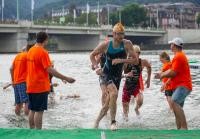 Der Triathlon HeidelbergMan am 17. Juli zählt traditionell zu den sportlichen Höhepunkten in Heidelberg. An der Neuenheimer Neckarwiese verfolgen viele Zuschauern, wie die Sportlerinnen und Sportler nach dem Schwimmen aus dem Neckar steigen und auf das Fahrrad wechseln. (Foto: Anspach) Foto von Sportler beim Triathlon