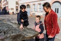 Vor dem Blindenstadtmodell auf dem Karlsplatz (v.l.): Sozialbürgermeisterin Stefanie Jansen, Landes-Behindertenbeauftragte Simone Fischer und die Behindertenbeauftragte der Stadt Heidelberg, Christina Reiß. (Foto: Dittmer)