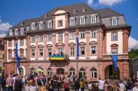 Die Europahymne „Ode an die Freude“ erklang am Europatag aus den Fenstern und von den Balkonen des Rathauses. (Foto: Dittmer) Heidelberger Rathaus am Europatag