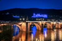 Das Heidelberger Schloss wurde am Europatag in Blau, der Farbe Europas und der Europäischen Union, beleuchtet. (Foto: Buck) Heidelberger Schloss bei Nacht in blau erleuchtet