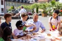Oberbürgermeister Prof. Dr. Eckart Würzner erläuterte den Kindern die Arbeit der Stadtverwaltung und beantwortete ihre Fragen. (Foto: Dittmer) Oberbürgermeister sitzend am Tisch mit Kindern