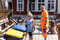 Mülltonnen in einem echten Müllfahrzeug ausleeren – das konnten die Kinder bei der Abfallwirtschaft und Stadtreinigung. (Foto: Dittmer) Kinder vor Mülltonnen
