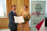 Bürgermeister Raoul Schmidt-Lamontain überreicht den Clemens-Brentano-Preis der Stadt Heidelberg 2022 an Hanna Engelmeier. (Foto: Gös) Foto von Bürgermeister mit Hanna Engelmeier