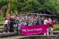 Nachhaltigkeit ist ihnen ein großes Anliegen: Die Schülerinnen und Schüler sowie Lehrkräfte aus den einzelnen BNE-Teams freuten sich gemeinsam mit Vertreterinnen und Vertretern der Stadt Heidelberg über die erfolgreich realisierten Projekte. (Foto: Dittmer) Gruppenfoto mit BNE-Banner
