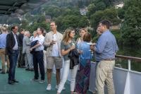 Netzwerke zu knüpfen kann zur Resilienz beitragen. (Foto: Arndt) Menschen stehen an Bord eines Schiffes und unterhalten sich.