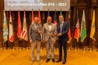 Thomas Strobl (stellvertretender Ministerpräsident Baden-Württembergs), Oberbürgermeister Prof. Dr. Eckart Würzner und Stefan Schnorr (Staatssekretär im Bundesministerium für Digitales und Verkehr) am Rande des D16 Treffens im Heidelberger Rathaus. In den Händen halten Sie ein Modell des neuen virtuellen Bürgerassistenten. (Foto: Dittmer) Gruppenfoto mit OB Würzner und Innenminister