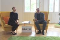 Austausch über smarte Lösungen für eine digitale Zukunft: Olga Mordvinova, Gründerin und Geschäftsführerin von INCTEC, und Oberbürgermeister Prof. Dr. Eckart Würzner (Foto: Stadt Heidelberg) Zwei Menschen sitzen auf Sesseln nebeneinander