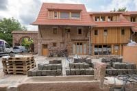 Blick auf die ehemaligen Ökonomiebauten und das Herrenhaus, die mittels Rückbau mit originalgetreuen Materialien modern umgestaltet wurden. (Foto: Philipp Rothe) Ein Haus bei einer Renovierung