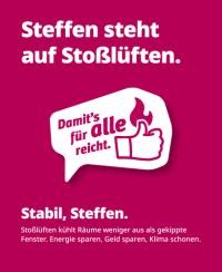 Plakat der Kampagne #damitsfürallereicht Steffen steht auf Stoßlüften. Stabil, Steffen. Stoßlüften kühlt Räume weniger aus als gekippte Fenster.