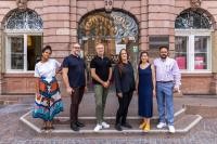 Gemeinsam mit 130 Städten in Europa entwickelt Heidelberg Maßnahmen gegen Rassismus (v.l.): Antirassismusbeauftragte Evein Obulor, Danijel Cubelic (Leiter des Amtes für Chancengleicheit der Stadt Heidelberg), Benedetto Zacchiroli (Präsident der ECCAR), Leyla Jagiella (Muslimische Akademie Heidelberg i.G.), Jana Christ (ECCAR), Jaswinder Pal Rath (Vorsitzender Migrationsbeirat Heidelberg). (Foto: Tobias Dittmer) Gruppenfoto vor dem Rathaus