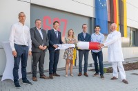 Eine symbolische Pillenkapsel wurde angesichts der Erweiterung der Apotheke des Universitätsklinikums übergeben. (Foto: Universitätsklinikum Heidelberg) Eine symbolische Pillenkapsel wird angesichts der Erweiterung der Apotheke des Universitätsklinikums übergeben.