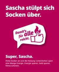 Plakat der Kampagne #damitsfürallereicht Plakat: Sascha stülpt sich Socken über. Super, Sascha. Dicke Socken an und die Heizung runterdrehen spart eine Menge Energie.