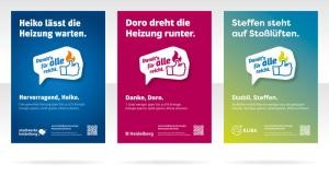Die Plakate der gemeinsamen Kampagne samt dem eigens dafür entwickelten Key Visual: eine Hand mit gehobenem Daumen mit einer Gasflamme, die den Claim #damitsfürallereicht in Szene setzt. (Grafik: Stadtwerke Heidelberg) Drei Plakatmotive der Kampagne.