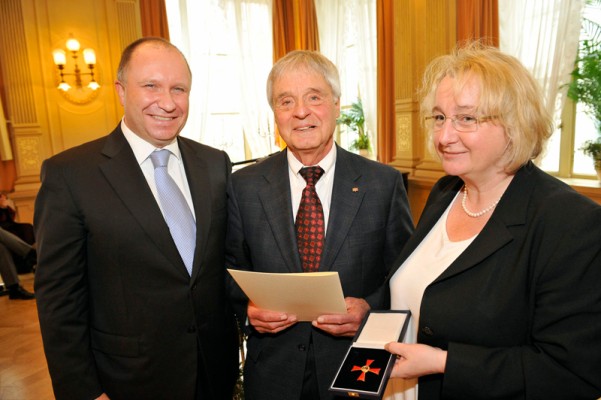 Theresia Bauer, Ministerin für Wissenschaft, Forschung und Kunst, Heinz Reutlinger und Erster Bürgermeister Bernd Stadel bei der Übergabe des Bundesverdienstkreuzes an Heinz Reutliinger (v.r.n.l) (Foto: Kresin) Theresia Bauer, Ministerin für Wissenschaft, Forschung und Kunst, Heinz Reutlinger und Erster Bürgermeister Bernd Stadel bei der Übergabe des Bundesverdienstkreuzes an Heinz Reutliinger (v.r.n.l) (Foto: Kresin)