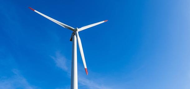 Die Projektgemeinschaft für den Windpark Lammerskopf (Foto: Shutterstock) Windrad vor blauem Himmel