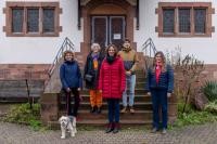 Die Beteiligten der Baumpflanzaktion auf dem Gelände der Evangelischen Melanchthongemeinde Heidelberg (v.l.): Sibylle Baur-Kolster (Pfarrerin), Dr. Ruth Hildebrandt (Vorsitzende Heidelberger Stadtsynode), Tanja Dittmer (Pfarrerin), Dr. Joachim Fallmann (Umweltamt), Sabine Lachenicht (Leiterin Umweltamt). (Foto: Tobias Dittmer) Gruppenbild von fünf Personen auf dem Gelände der Evangelischen Melanchthongemeinde Heidelberg.