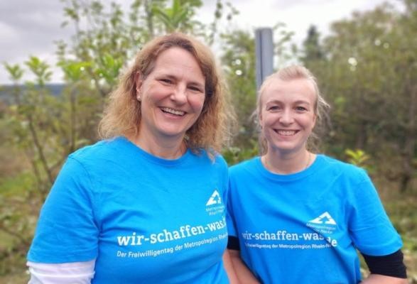 Mit der FreiwilligenAgentur ein gutes Team (Foto: Stadt Heidelberg) Zwei lachende Frauen mit blauem wir-schaffen-was-T-shirt