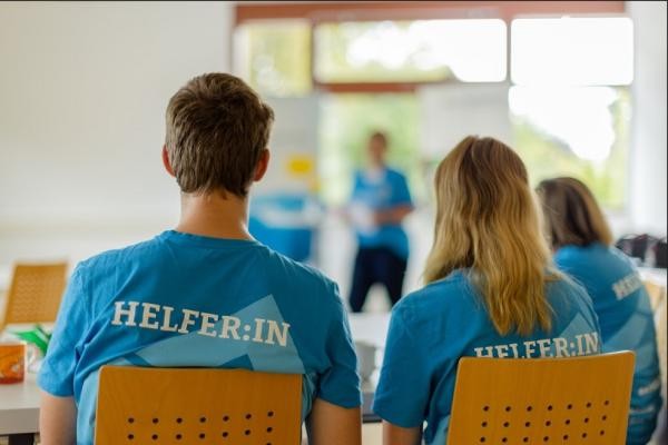 Helfende beim Freiwilligentag (Foto: Dittmer) Helfende beim Freiwilligentag von hinten fotografiert.