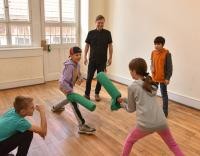 Schulsozialarbeiter Stephan Wandernoth beim Antiaggressionstraining mit Grundschülerinnen und -schülern der Wilckensschule in Bergheim. (Foto: Peter Dorn) Kinder toben in einem Raum