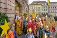 Anbringung des Segenspruchs am Haupteingang des Rathauses. Foto: Philipp Rothe Sternsinger vor dem Haupteingang des Heidelberger Rathauses