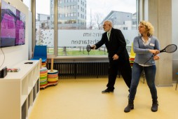 Eva Weiler und Wolfgang Erichson spielen Tennis auf der Spielkonsole. (Foto: Tobias Dittmer) Eva Weiler und Wolfgang Erichson spielen Tennis auf der Spielkonsole.