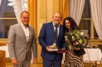 OB Würzner, Frederik Hahn alias TORCH und seine Lebensgefährtin Manuela Friio bei der Verleihung der Richard-Benz-Medaille im September 2021. Foto: Tobias Dittmer OB Würzner, Frederik Hahn alias TORCH und seine Lebensgefährtin Manuela Friio bei der Verleihung der Richard-Benz-Medaille im September 2021.