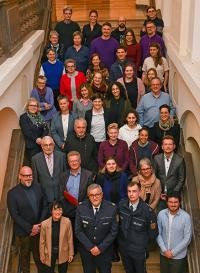 Stehen zusammen gegen Queerfeindlichkeit: Teilnehmende des Runden Tischs sexuelle und geschlechtliche Vielfalt Heidelberg mit Vertreterinnen und Vertretern des Polizeipräsidiums Mannheim und der Stadtverwaltung Heidelberg. (Foto: Peter Dorn) Ein Gruppenfoto auf einer Treppe