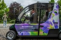 Im neuen Elektroauto können sich Besucherinnen und Besucher des Bergfriedhofs chauffieren lassen. Bei der Probefahrt sitzt Bürgermeister Raoul Schmidt-Lamontain am Steuer. (Foto: Tobias Dittmer) Friedhofsmobil