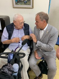 Oberbürgermeister Eckart Würzner im Gespräch mit dem 101-jährigen Holocaust-Überlebenden Eli Mandel in der Begegnungsstätte AMCHA. (Foto: Stadt Heidelberg) Oberbürgermeister Eckart Würzner im Gespräch mit dem 101-jährigen Holocaust-Überlebenden Eli Mandel in der Begegnungsstätte AMCHA. (Foto: Stadt Heidelberg)