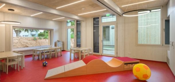 Premiere für den modularen Heidelberger Kita-Baukasten: Einer von vier Gruppenräumen der Kita Breisacher Weg. (Foto: Thilo Ross, Heidelberg) Premiere für den modularen Heidelberger Kita-Baukasten: Einer von vier Gruppenräumen der Kita Breisacher Weg.