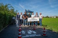 Umweltbürgermeister Raoul Schmidt-Lamontain (links) bringt gemeinsam Thomas Jost, Obmann der Kirchheimer Landwirte, (Mitte) und anderen Landwirten eines der neuen Piktogramme auf. Die Aktion wirbt für ein besseres Miteinander von Landwirten und Radfahrenden auf Feldwegen. (Foto: Tobias Dittmer) Umweltbürgermeister Raoul Schmidt-Lamontain (links) bringt gemeinsam Thomas Jost, Ob-mann der Kirchheimer Landwirte, (Mitte) und anderen Landwirten eines der neuen Pikto-gramme auf. Die Aktion wirbt für ein besseres Miteinander von Landwirten und Radfahrenden auf Feldwegen.